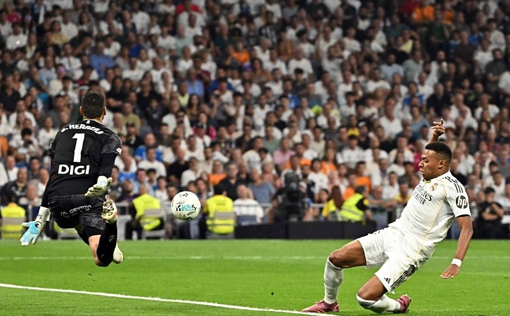 包含皇马攻击端进球欠佳，连败难改颓势的词条