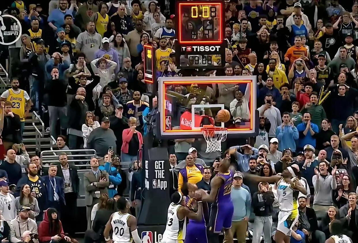 看球赛激情四射，球员实力对抗，现场尖叫