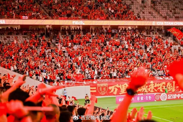 包含热议国际足球盛事，球迷欣喜不已的词条