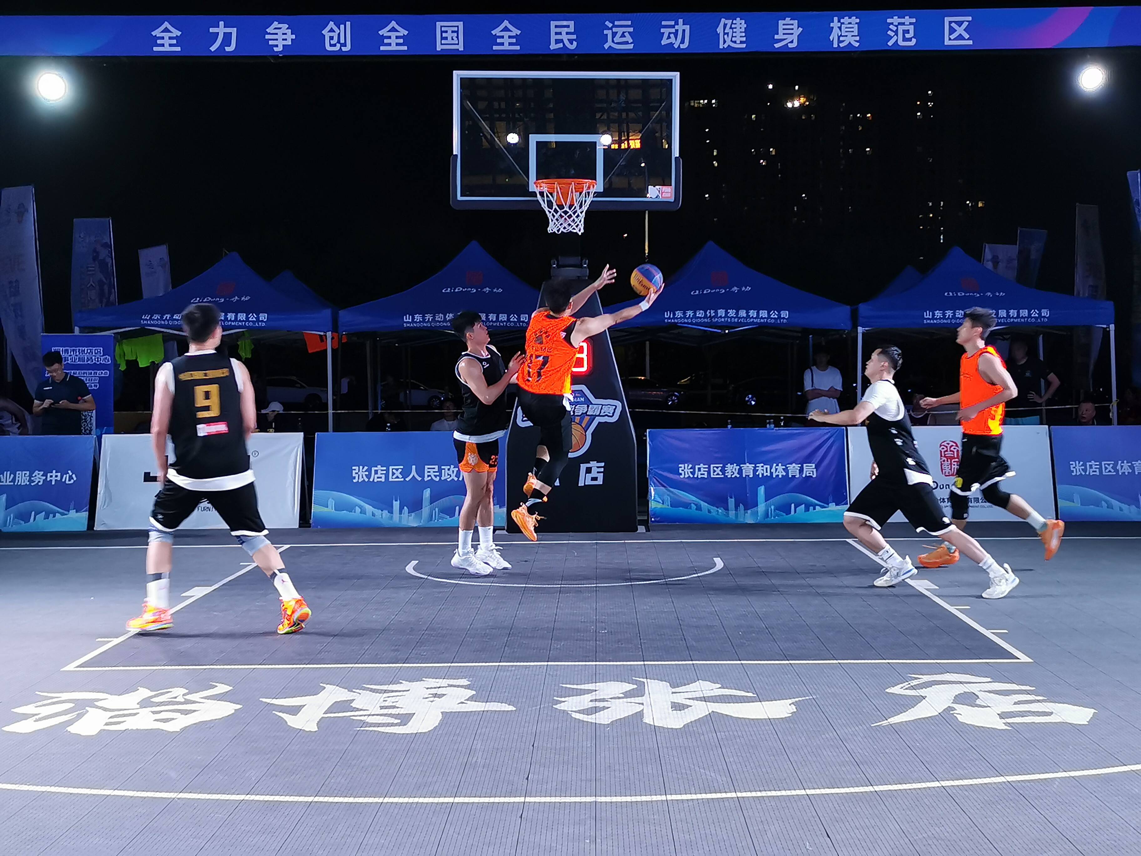 球队严阵以待,球员集体练习罚篮 球队严阵以待,球员集体练习罚篮