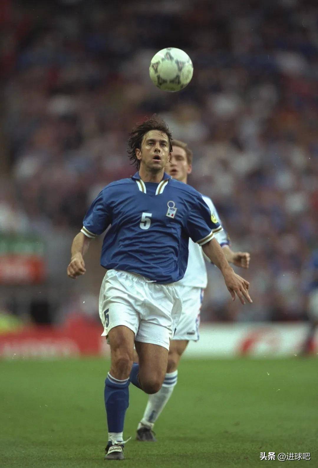 关于意大利队在比赛中表现神勇,领先积分榜的信息 关于意大利队在比赛中表现神勇,领先积分榜的信息