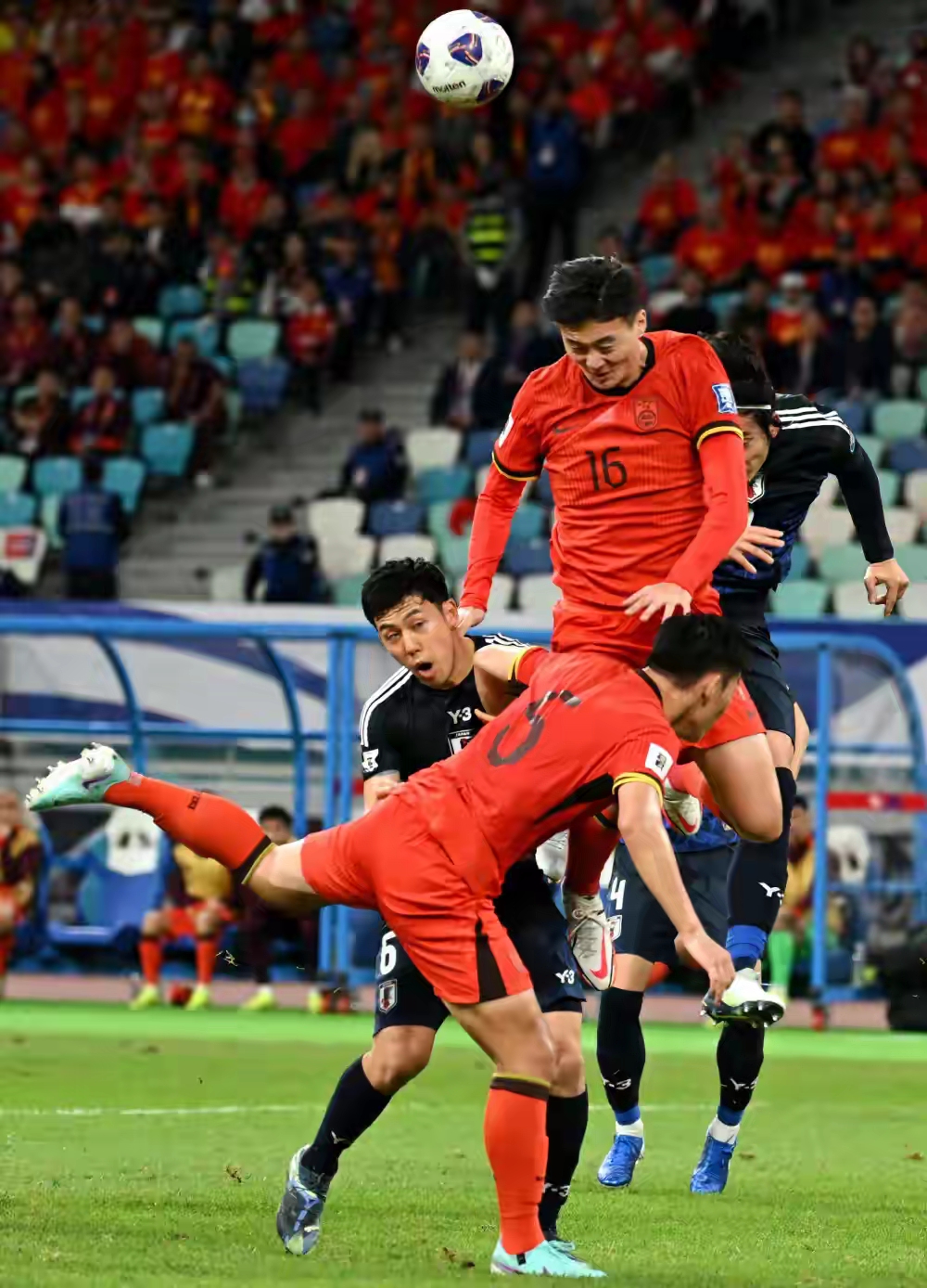 足球赛事中一场激动人心的比赛全面支援 足球赛事中一场激动人心的比赛全面支援