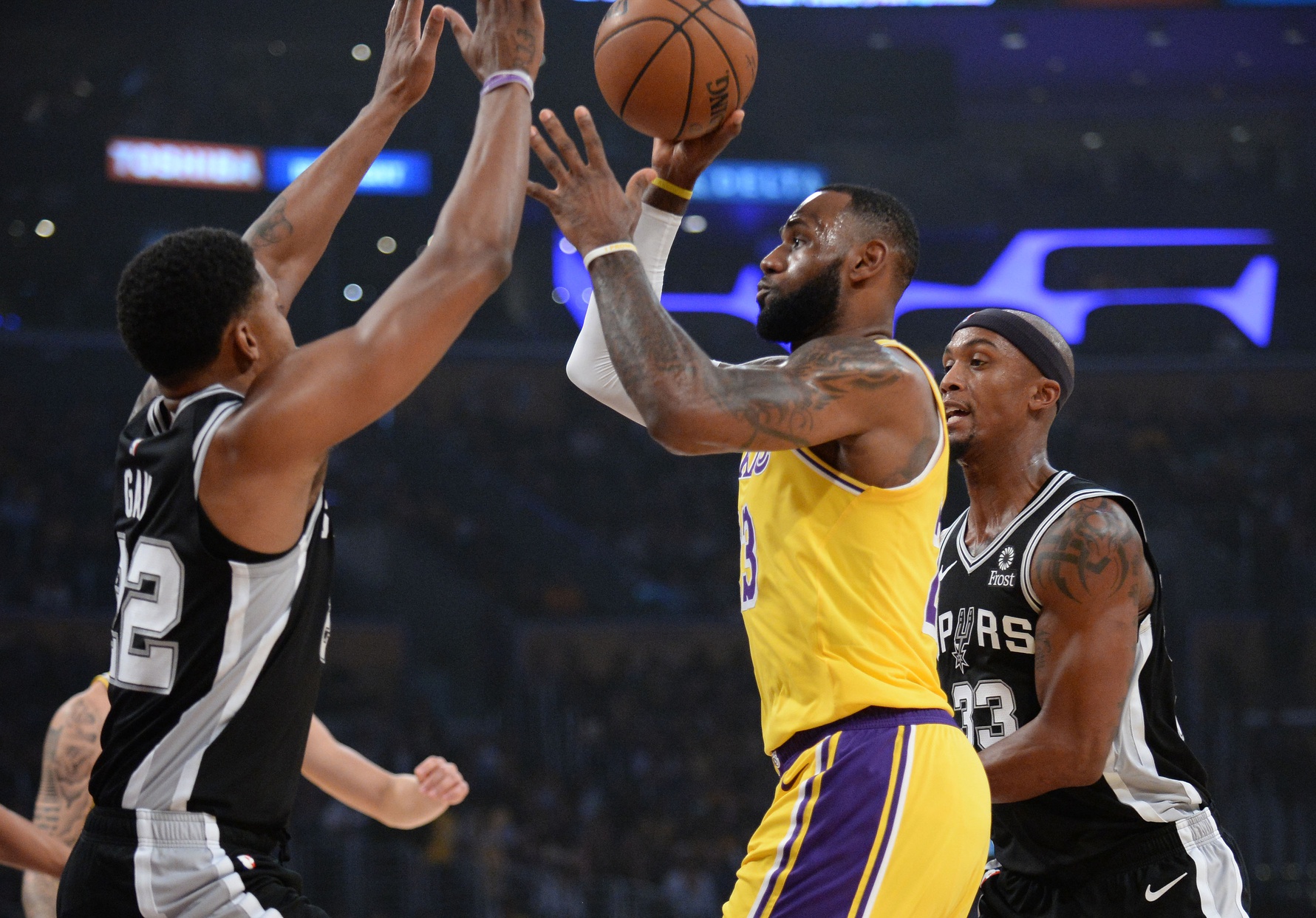 新疆队绝杀湖人,赵继伟惊艳四座 新疆队绝杀湖人,赵继伟惊艳四座