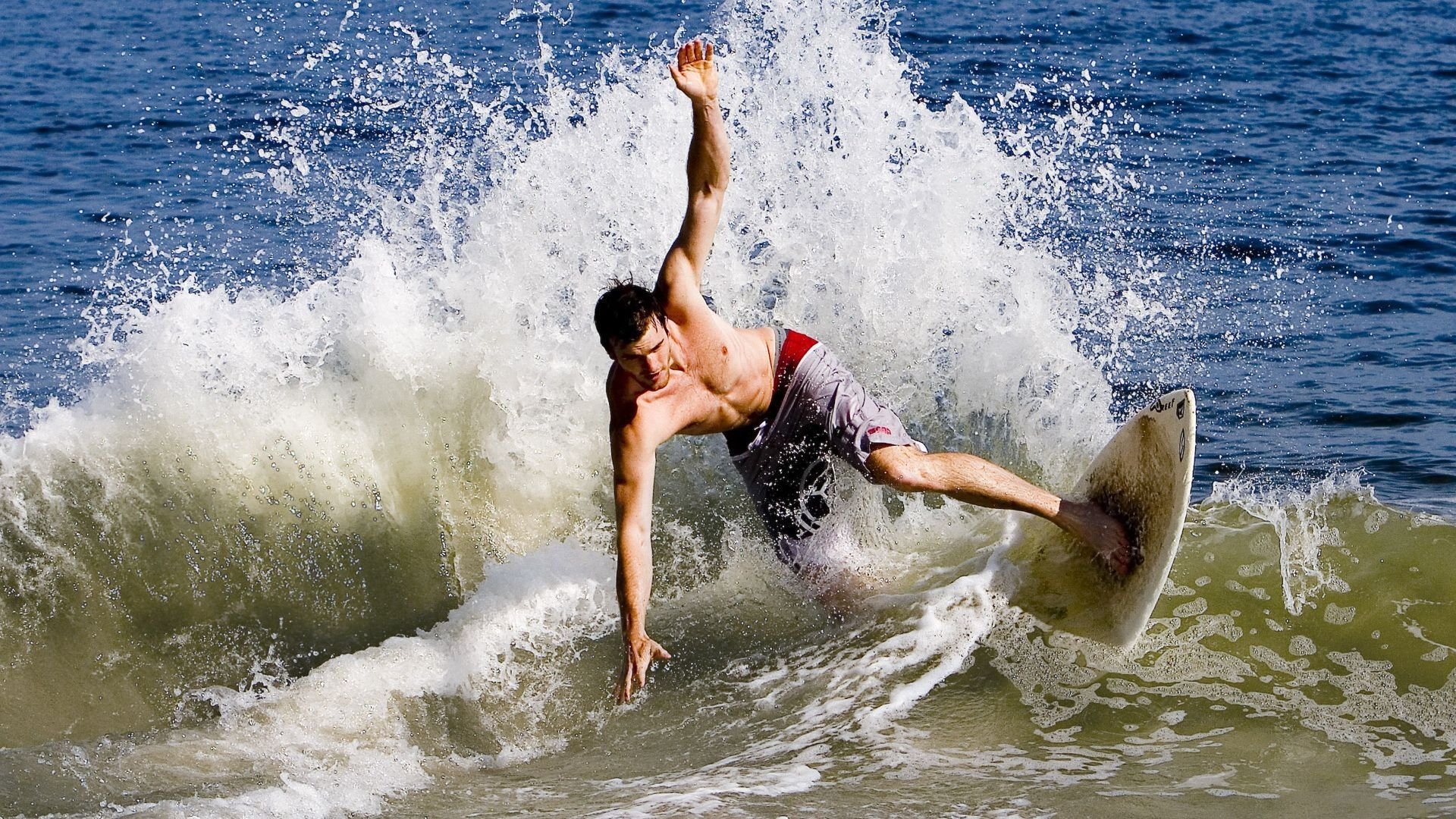 双重惊喜日,当拉什福德点燃梦剧场,蓝鹰军团撕碎伯纳乌